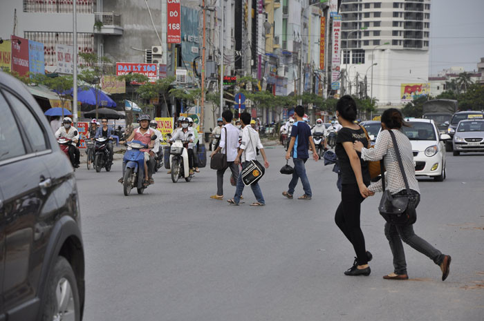 Việc sang đường tự phát trên bất kỳ địa điểm nào khiến cho các phương tiện dễ bị bất ngờ và sảy ra tai nạn đáng tiếc.