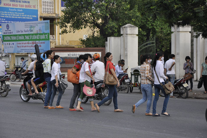 Cổng trường học, chợ, bệnh viên... là những nơi có thể thấy rõ nhất được sự nhốn nháo của nhiều người khi sang đường.