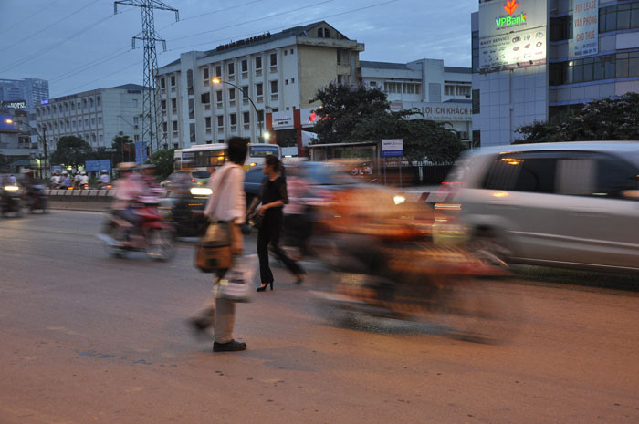 …lúc trời tối rất dễ gây tai nạn giao thông.