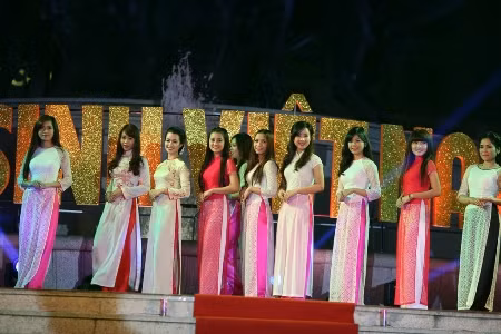 Nữ sinh Việt Nam duyên dáng trong tà áo dài trên sân khấu lộng lẫy.