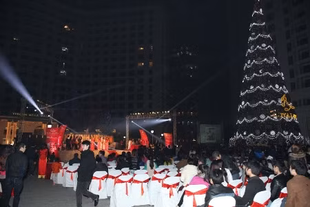 Quảng trường Royal City rộng tới 30.000m2 được trang hoàng lộng lẫy đã trở thành điểm tổ chức sự kiện văn hóa – nghệ thuật lớn được yêu thích ở thủ đô.
