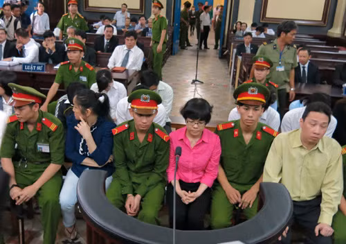 Huyền Như (áo đỏ) tại tòa - Ảnh: Lê Nga