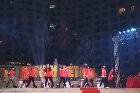 Đêm chung kết Nữ sinh Việt Nam trở nên vô cùng đặc sắc và ấn tượng với sân khấu được thiết kế đặc sắc trên nền bức tượng Tứ mã – biểu tượng của sự hòa bình và tự do của Royal City.