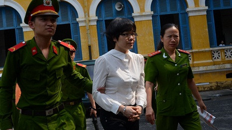 Bị cáo Huyền Như được dẫn giải đến tòa trưa 7-1 - Ảnh: Quang Định Bị cáo Huyền Như được dẫn giải đến tòa trưa 7-1 - Ảnh: Quang Định