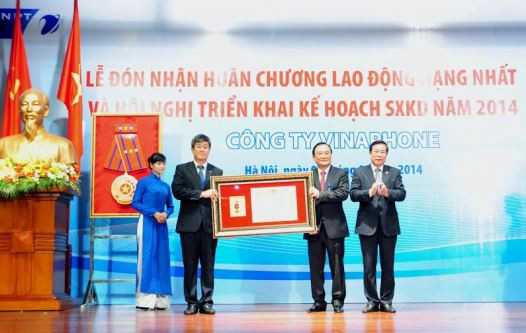 Đại diện Công ty Dịch vụ Viễn thông VinaPhone đón nhận Huân chương Lao động Hạng Nhất do Chủ tịch nước trao tặng. Đại diện Công ty Dịch vụ Viễn thông VinaPhone đón nhận Huân chương Lao động Hạng Nhất do Chủ tịch nước trao tặng.