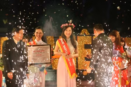 …và tỏa sáng trong giây phút đăng quang.