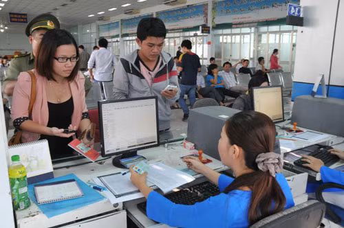 Hàng trăm hành khách không thể lên tàu vì vé không hợp lệ. Ảnh: Diệp Đức Minh Hàng trăm hành khách không thể lên tàu vì vé không hợp lệ. Ảnh: Diệp Đức Minh