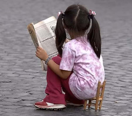 Đứng nhiều đã mỏi chân rồi Mượn tạm cái ghế em xem Đứng nhiều đã mỏi chân rồi Mượn tạm cái ghế em xem