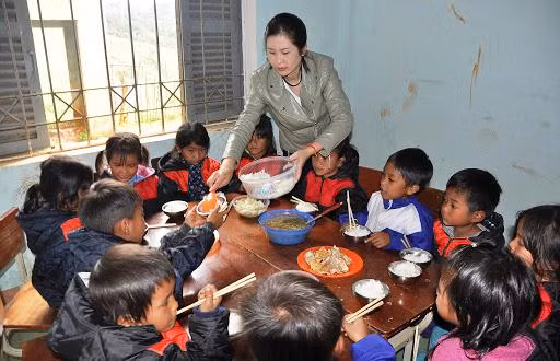 Thầy cô trường Phổ thông dân tộc bán trú Tiểu học - Trung học Cơ sở xã Tu Mơ Rông (Kon Tum) chia sẻ câu chuyện cảm động góp tiền nấu cơm cho học sinh. (Ảnh: baokontum.com.vn) Thầy cô trường Phổ thông dân tộc bán trú Tiểu học - Trung học Cơ sở xã Tu Mơ Rông (Kon Tum) chia sẻ câu chuyện cảm động góp tiền nấu cơm cho học sinh. (Ảnh: baokontum.com.vn)