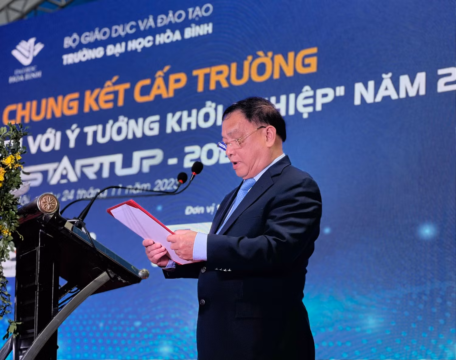 Nhà giáo nhân dân, Phó Giáo sư, Tiến sĩ Tô Ngọc Hưng - Hiệu trưởng Trường Đại học Hòa Bình. Nhà giáo nhân dân, Phó Giáo sư, Tiến sĩ Tô Ngọc Hưng - Hiệu trưởng Trường Đại học Hòa Bình.