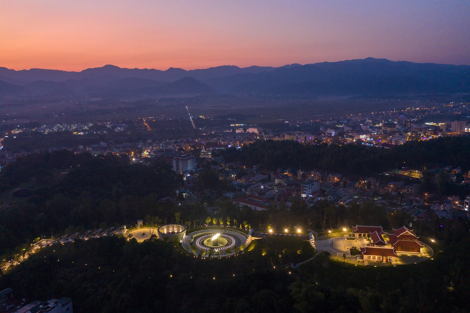cong-trinh-den-tho-liet-si.jpg