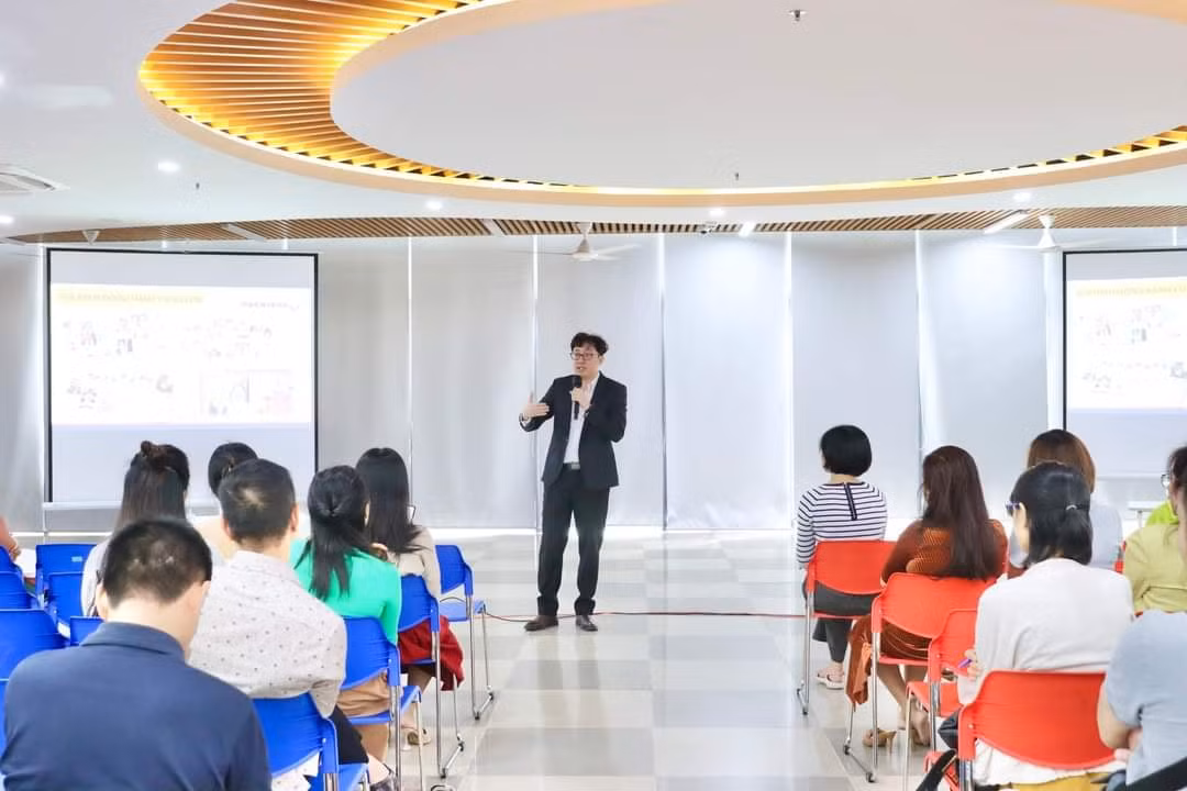 Thầy Ngô Huy Tâm trong một buổi chia sẻ. (Ảnh: NVCC)