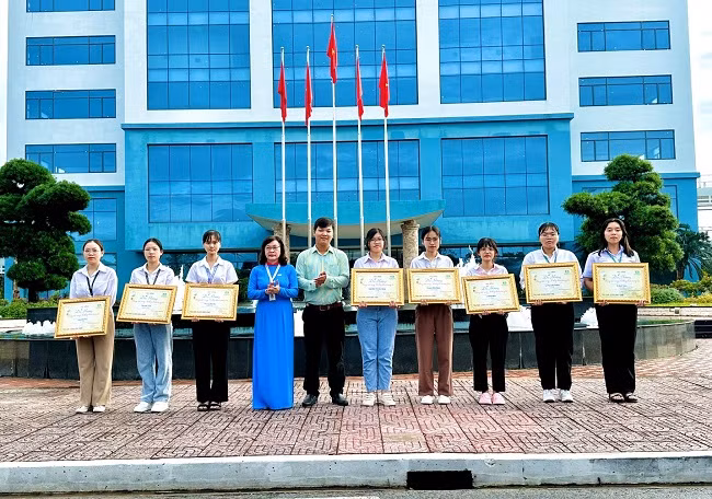 Sinh viên Trường Đại học Y dược Cần Thơ nhận học bổng. (Ảnh: website nhà trường)