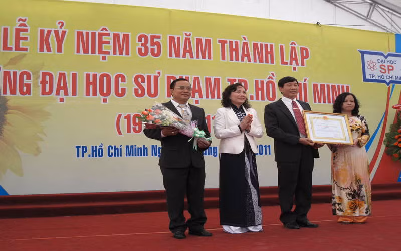 Thứ trưởng Nguyễn Thị Nghĩa trao Huân chương lao động hạng 3 cho Viện Nghiên cứu giáo dục năm 2011. (Ảnh: website Viện Nghiên cứu giáo dục) Thứ trưởng Nguyễn Thị Nghĩa trao Huân chương lao động hạng 3 cho Viện Nghiên cứu giáo dục năm 2011. (Ảnh: website Viện Nghiên cứu giáo dục)