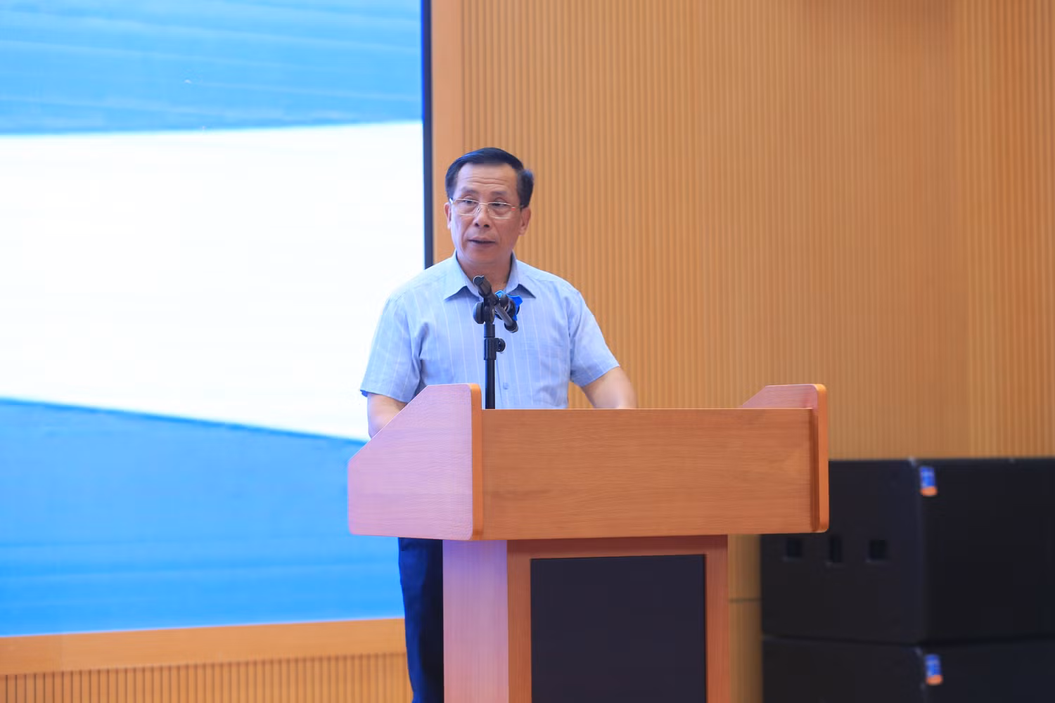 Tiến sĩ Nguyễn Tiến Hùng ủng hộ Quốc hội cần có giám sát chuyên đề về chính sách tín dụng cho sinh viên. (Ảnh: website nhà trường)