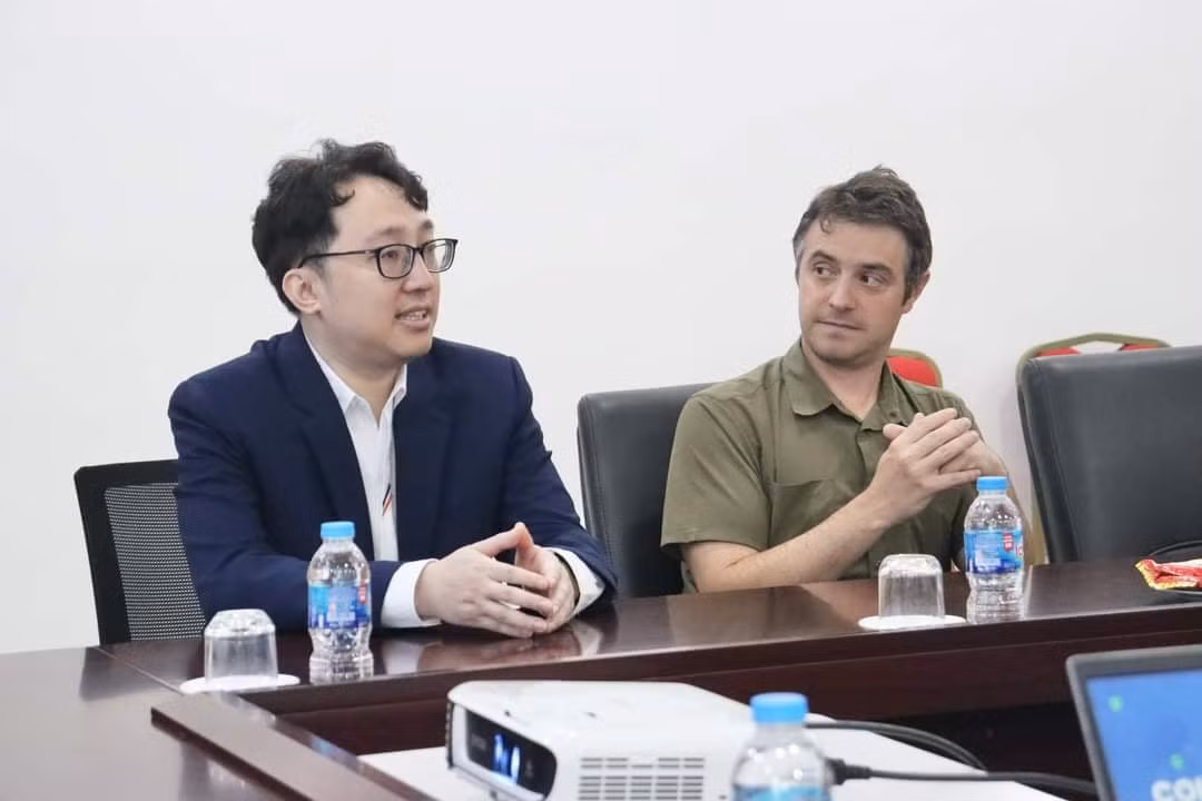 Thầy Ngô Huy Tâm (bên trái) - Nguyên Chủ nhiệm Chương trình quốc tế, Trường Phổ thông liên cấp Phenikaa. (Ảnh: NVCC)