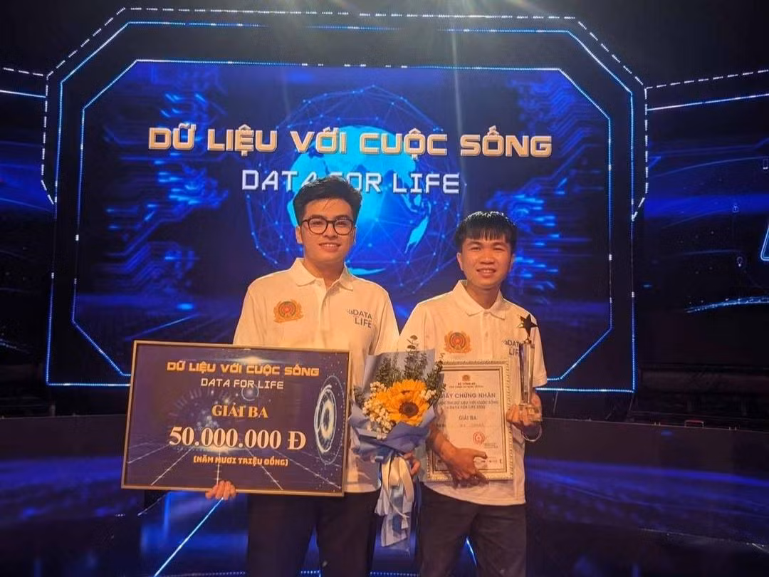 Hai nam sinh cũng là đại diện sinh viên duy nhất giành giải trong cuộc thi này. (Ảnh: NTCC)