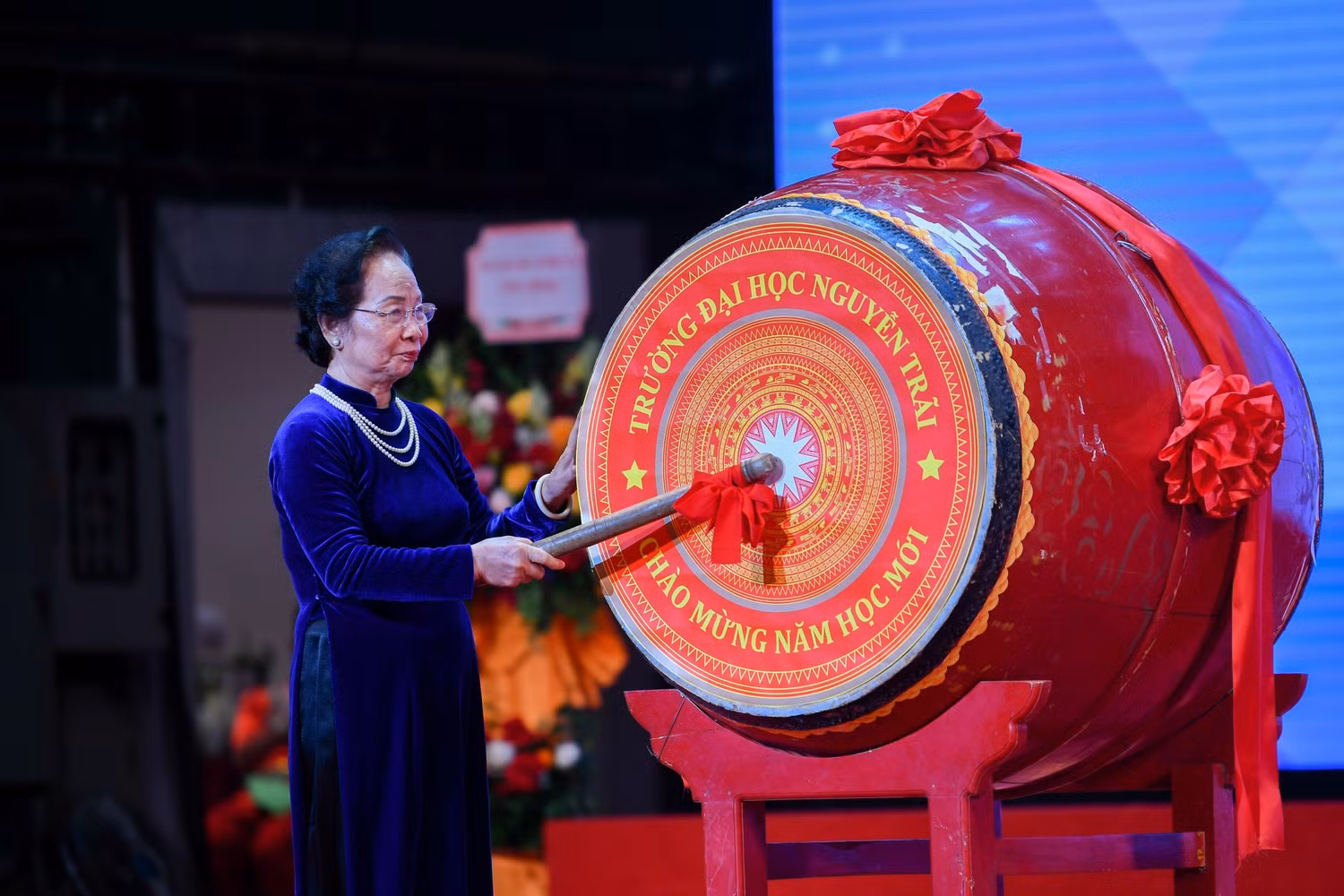Bà Nguyễn Thị Doan - nguyên Phó Chủ tịch nước đánh trống khai giảng năm học 2023-2024 của Trường Đại học Nguyễn Trãi. (Ảnh: Nhà trường cung cấp) Bà Nguyễn Thị Doan - nguyên Phó Chủ tịch nước đánh trống khai giảng năm học 2023-2024 của Trường Đại học Nguyễn Trãi. (Ảnh: Nhà trường cung cấp)