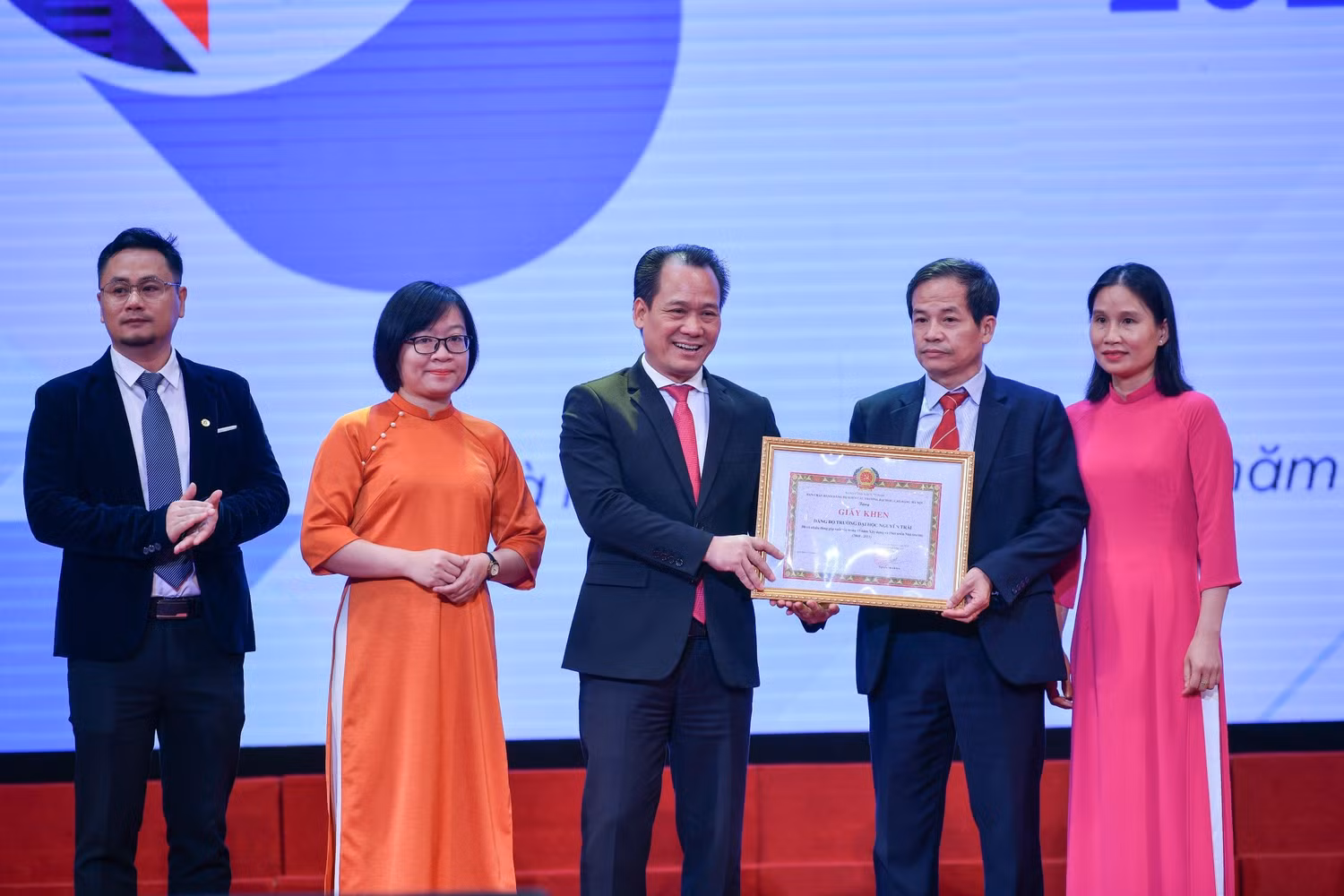 Đại diện nhà trường nhận giấy khen từ Đảng bộ khối các trường đại học, cao đẳng Hà Nội. (Ảnh: Nhà trường cung cấp) Đại diện nhà trường nhận giấy khen từ Đảng bộ khối các trường đại học, cao đẳng Hà Nội. (Ảnh: Nhà trường cung cấp)