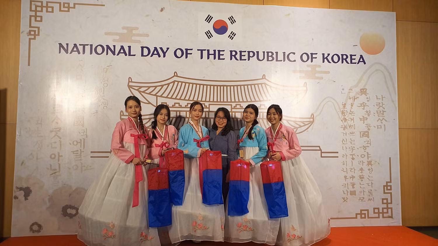 Giảng viên và sinh viên khoa Ngôn ngữ và Văn hóa Hàn Quốc, Trường Đại học Ngoại ngữ tham dự Lễ Quốc khánh Hàn Quốc tại Lãnh sự quán Hàn Quốc tại Đà Nẵng. (Ảnh: Nhà trường cung cấp) Giảng viên và sinh viên khoa Ngôn ngữ và Văn hóa Hàn Quốc, Trường Đại học Ngoại ngữ tham dự Lễ Quốc khánh Hàn Quốc tại Lãnh sự quán Hàn Quốc tại Đà Nẵng. (Ảnh: Nhà trường cung cấp)