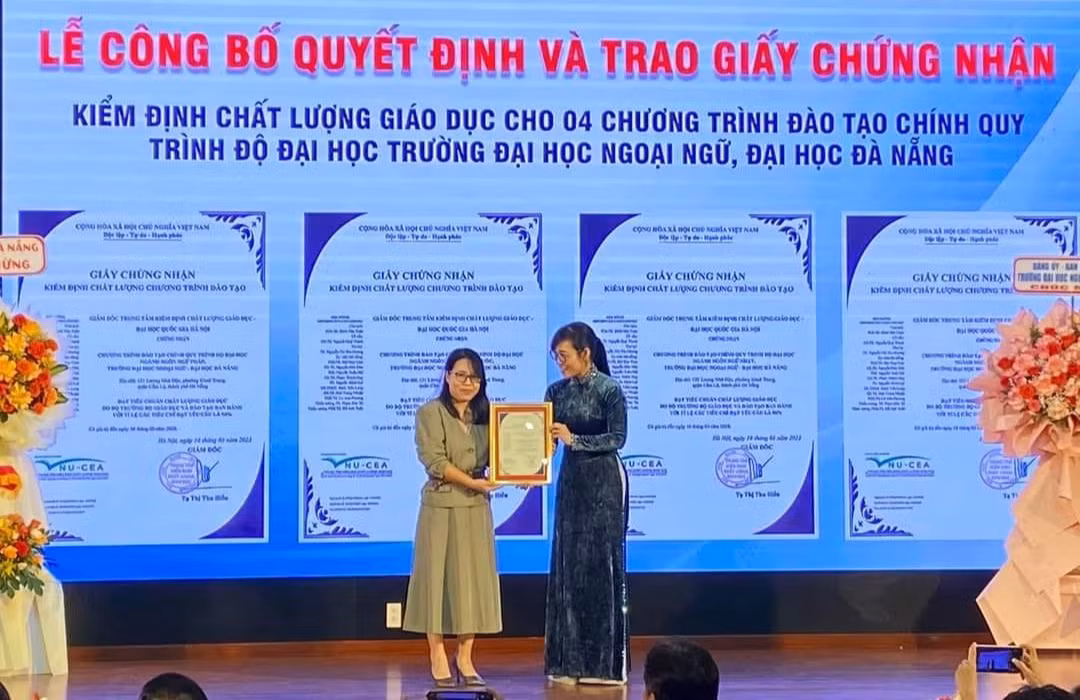 Cô Trần Thị Lan Anh - đại diện khoa nhận giấy chứng nhận kiểm định chất lượng giáo dục chương trình đào tạo ngành Ngôn ngữ Hàn Quốc. (Ảnh: NVCC) Cô Trần Thị Lan Anh - đại diện khoa nhận giấy chứng nhận kiểm định chất lượng giáo dục chương trình đào tạo ngành Ngôn ngữ Hàn Quốc. (Ảnh: NVCC)