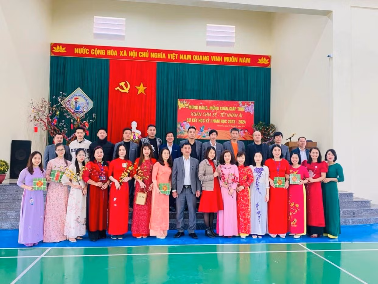 Các thầy cô giáo Trường Trung học phổ thông Quan Lạn. (Ảnh: NTCC)