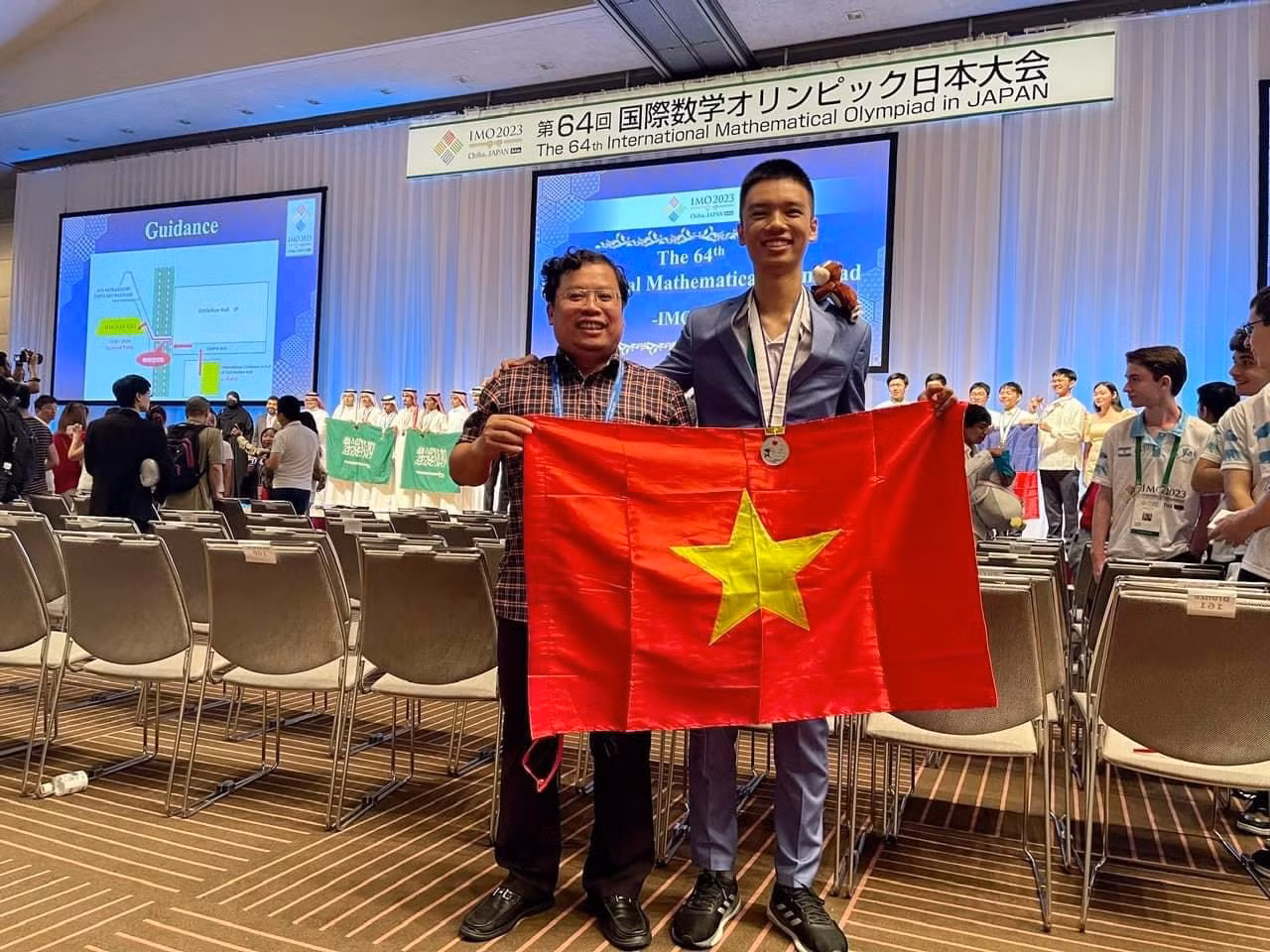 Nam sinh Trường Trung học phổ thông Chuyên Đại học Sư phạm Hà Nội giành Huy chương Bạc Olympic Toán quốc tế. (Ảnh: NTCC)