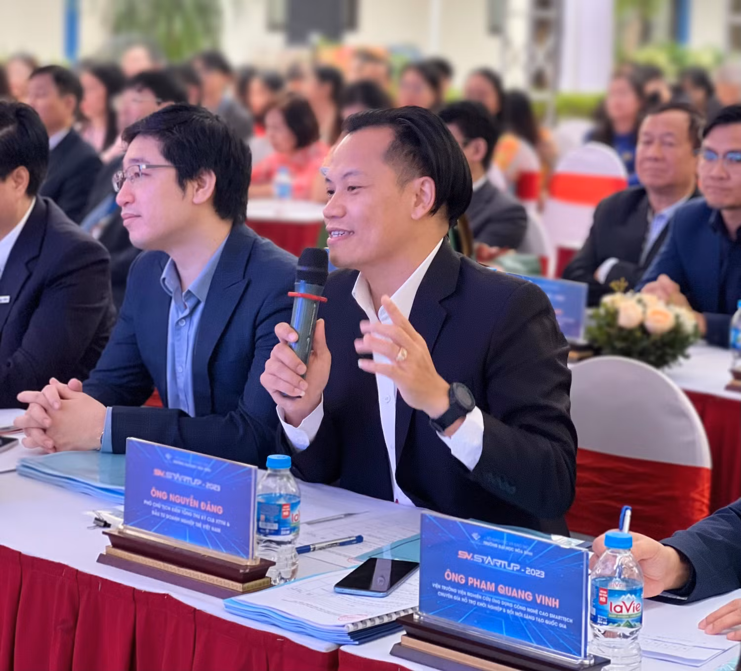 Đại diện ban giám khảo đưa ra góp ý cho các dự án. Đại diện ban giám khảo đưa ra góp ý cho các dự án.