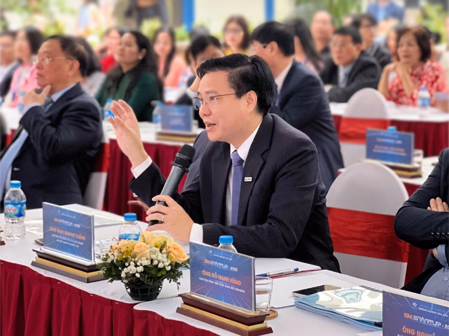 Ban giám khảo cuộc thi nhận xét về các dự án. Ban giám khảo cuộc thi nhận xét về các dự án.