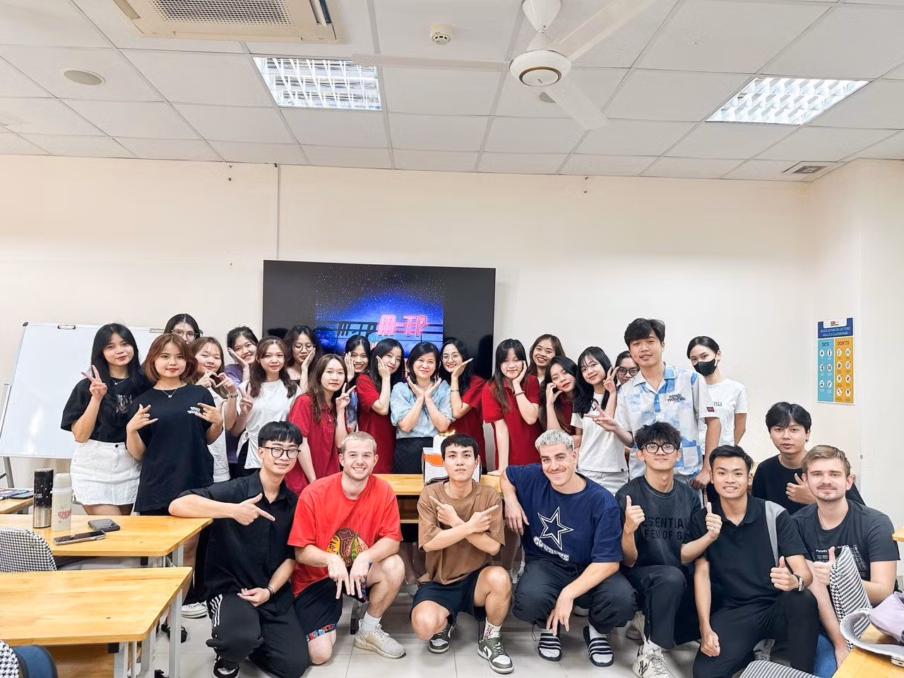 Sinh viên có thể lựa chọn học 4 năm ở Học viện Ngân hàng hoặc chuyển tiếp du học. (Ảnh: NTCC)