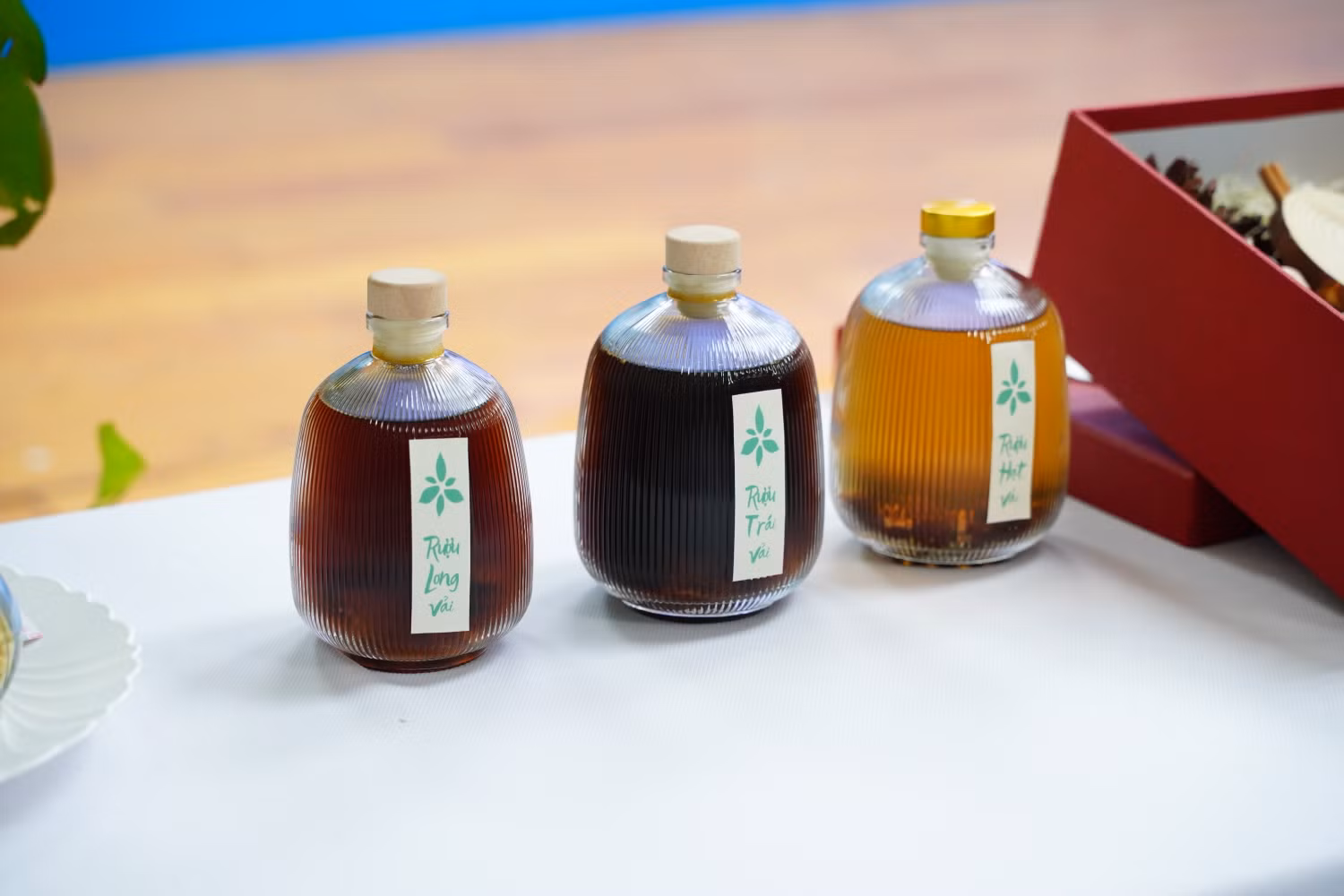Những chai rượu vải Bắc Giang là sản phẩm của các bạn sinh viên Trường Đại học Nguyễn Trãi Những chai rượu vải Bắc Giang là sản phẩm của các bạn sinh viên Trường Đại học Nguyễn Trãi