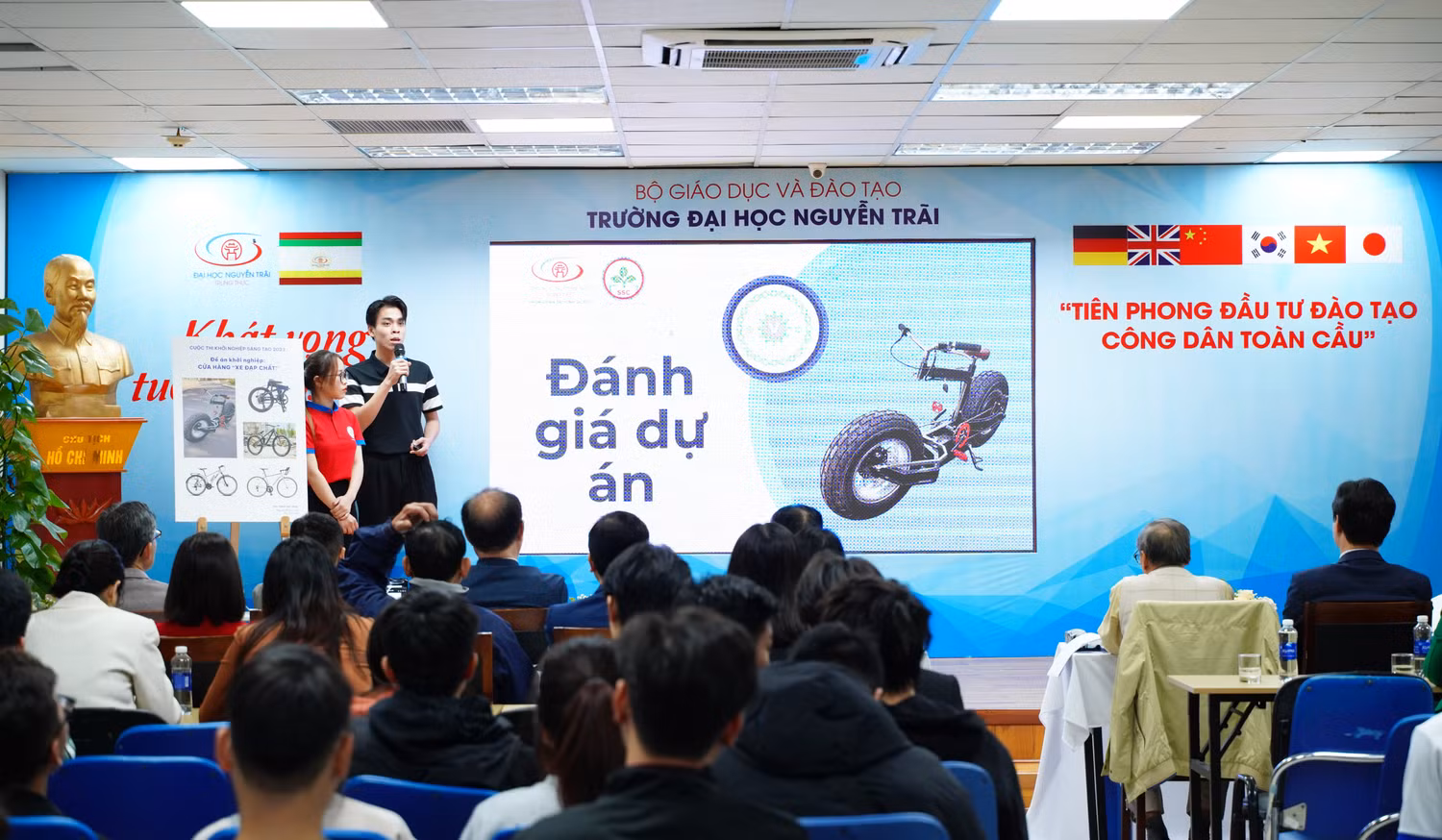 Nhóm sinh viên trình bày đề án khởi nghiệp "Xe đạp chất". Nhóm sinh viên trình bày đề án khởi nghiệp "Xe đạp chất".
