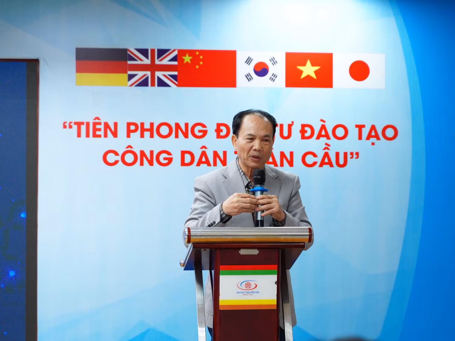Tiến sĩ Nguyễn Tiến Luận - Hiệu trưởng Trường Đại học Nguyễn Trãi. (Ảnh: Nhật Lệ)
