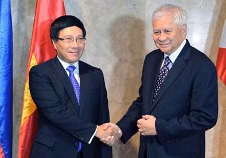 Phó Thủ tướng kiêm Bộ trưởng Ngoại giao Phạm Bình Minh tiếp và hội đàm với Ngoại trưởng Philippines Albert del Rosario.
