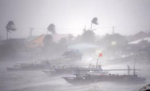 Bão Rammasun đổ bộ vào Philippines.