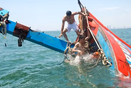 Tàu Trung Quốc côn đồ đâm chìm tàu cá Việt Nam ngay trong vùng đặc quyền kinh tế, thềm lục địa của Việt Nam gần nơi họ hạ đặt trái phép giàn khoan 981. Tàu Trung Quốc côn đồ đâm chìm tàu cá Việt Nam ngay trong vùng đặc quyền kinh tế, thềm lục địa của Việt Nam gần nơi họ hạ đặt trái phép giàn khoan 981.