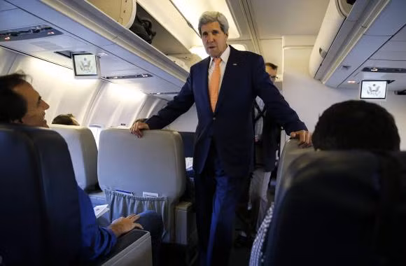 Ngoại trưởng Mỹ John Kerry giao lưu với báo chí trên chuyên cơ đi công du Trung Quốc. Ngoại trưởng Mỹ John Kerry giao lưu với báo chí trên chuyên cơ đi công du Trung Quốc.