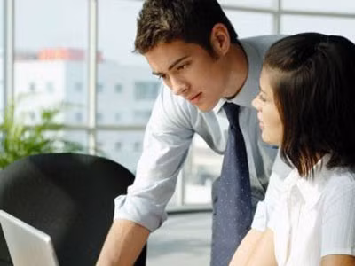 Em giữ nó như kỷ niệm của những ngày đầu tiên tập tành ở môi trường công sở (Ảnh minh họa)