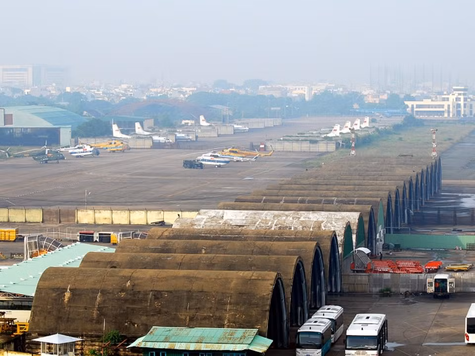 Trang bị hiện đại của Không quân Việt Nam để phục vụ nhiệm vụ bảo vệ tổ quốc, phát triển kinh tế và hỗ trợ nhân dân vùng gặp thiên tai.