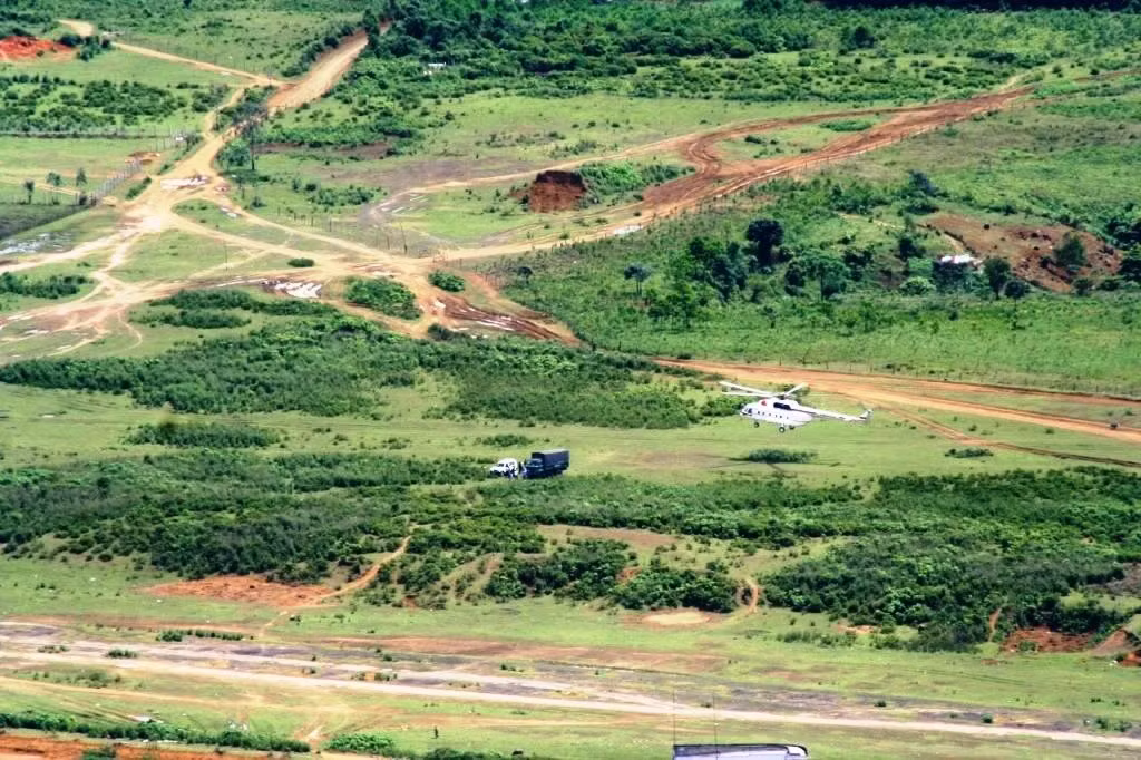 Trang bị hiện đại của Không quân Việt Nam để phục vụ nhiệm vụ bảo vệ tổ quốc, phát triển kinh tế và hỗ trợ nhân dân vùng gặp thiên tai.