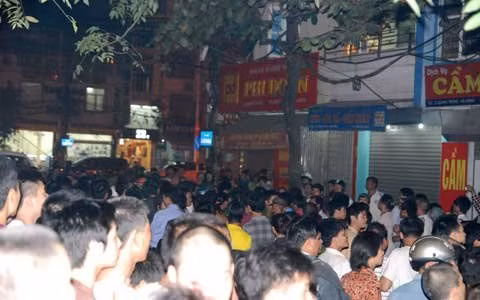 Chủ nợ vây kín nhà con nợ Nguyễn Thị Dậu tối ngày 2/11