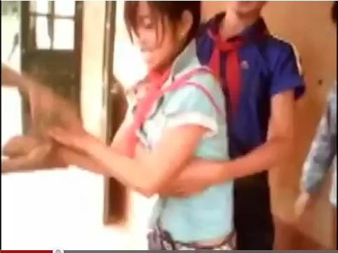 Theo TS Bình, lỗi một phần trong vụ việc này xuất phát từ gia đình các em (Ảnh cắt từ clip)