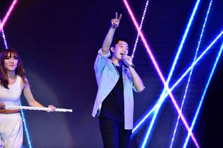 Lần đầu khoe giọng hát trên một sân khấu lớn, song Harry Lu khá tự tin thể hiện ca khúc nhạc ngoại “Baby”. Phần trình diễn sôi động của anh nhận được sự cỗ vũ nồng nhiệt từ khán giả bên dưới.