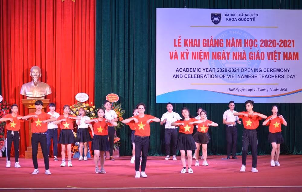 Tiết mục văn nghệ của các bạn sinh viên được biểu diễn tại buổi lễ.