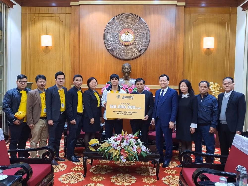 Cầu thủ Công Phượng đại diện các đồng đội trao 185 triệu đồng dàng tặng đồng bào miền Trung khắc phục khó khăn sau bão lũ. Cầu thủ Công Phượng đại diện các đồng đội trao 185 triệu đồng dàng tặng đồng bào miền Trung khắc phục khó khăn sau bão lũ.