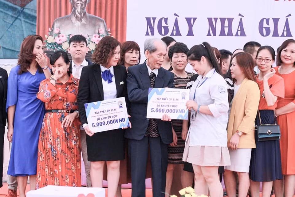 Học sinh lớp 11A6 tham gia đóng góp Sổ khuyến học vì miền Trung