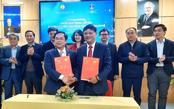 Ký kết Bản ghi nhớ hợp tác giữa Cục Ứng dụng và Phát triển Công nghệ (Bộ Khoa học và Công nghệ) và Trung tâm Chuyển giao Tri thức và Hỗ trợ khởi nghiệp (Đại học Quốc gia Hà Nội). (Ảnh: Đình Hùng)