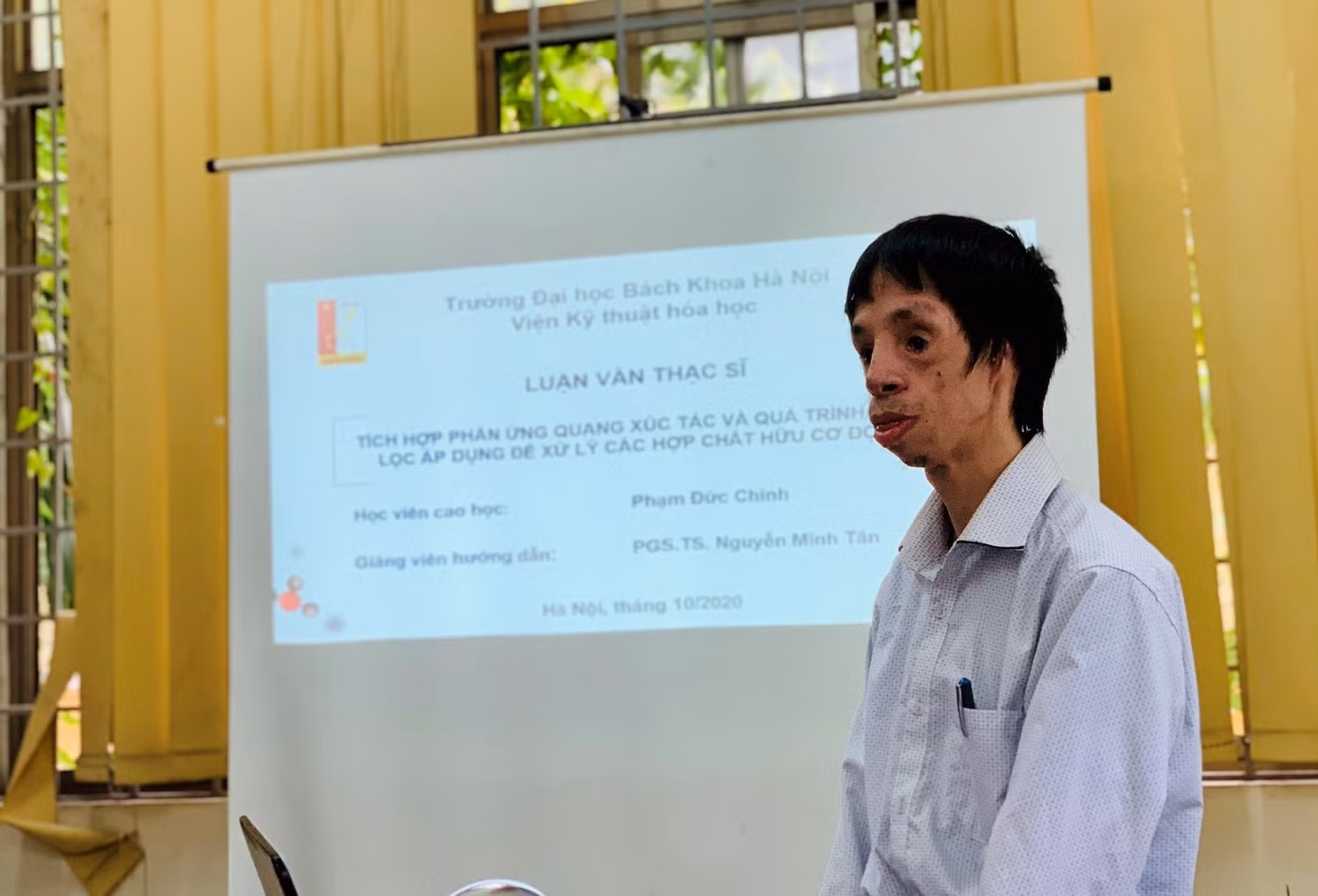 Phạm Đức Chinh trong buổi bảo vệ luận văn Thạc sĩ tại Trường Đại học Bách Khoa Hà Nội – Viện Kỹ thuật Hóa học.