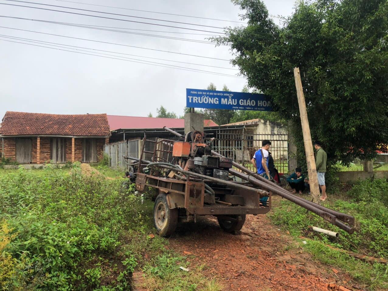 Trường mẫu giáo Hoa Thiên Lý nằm trong địa bàn dân cư hết sức khó khăn. Nhiều hộ không có đất sản xuất; mà nếu có, đất cũng không thể đem lại hoa màu do cằn cỗi, bạc màu. Trường mẫu giáo Hoa Thiên Lý nằm trong địa bàn dân cư hết sức khó khăn. Nhiều hộ không có đất sản xuất; mà nếu có, đất cũng không thể đem lại hoa màu do cằn cỗi, bạc màu.