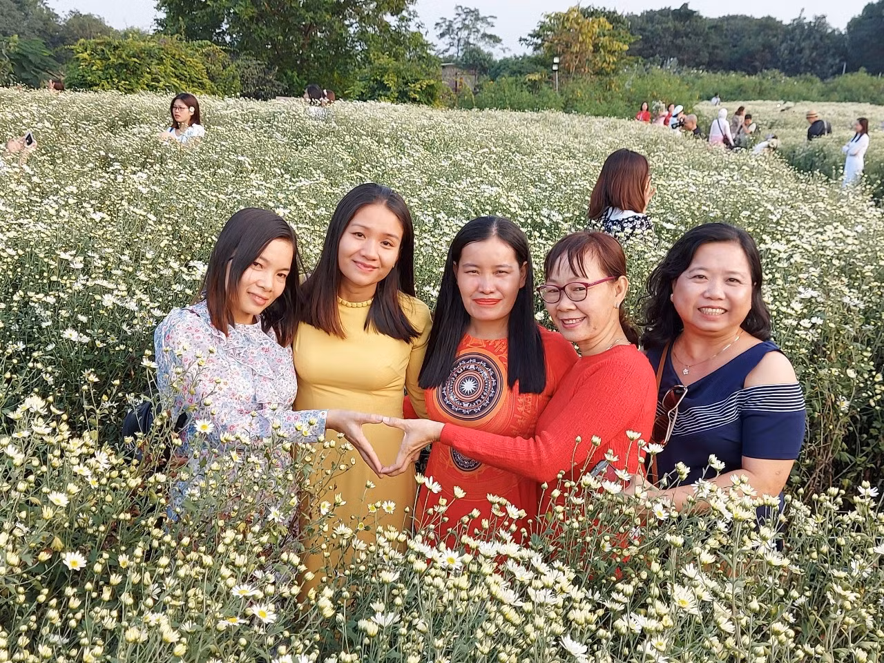 Cô Ngọc (bên phải) luôn chia sẻ tình yêu thương với học trò và những hoàn cảnh khó khăn trong cuộc sống. (Ảnh: Nhân vật cung cấp)